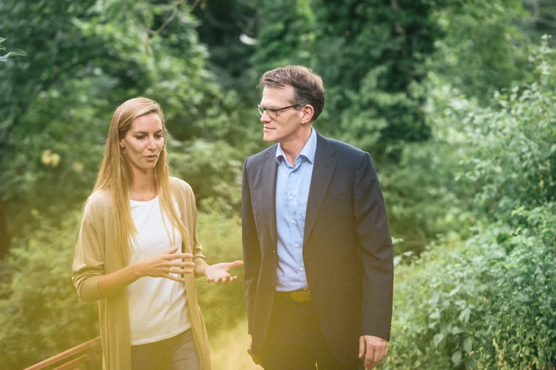 Patienten und Arzt laufen drau&szlig;en